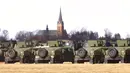 Pasukan AS dari Divisi Lintas Udara ke-82 yang baru-baru ini dikerahkan ke Polandia karena ketegangan Rusia-Ukraina sedang mendirikan kamp di bandara militer di Mielec, Polandia, 12 Februari 2022. Sekitar 4.700 tentara tambahan AS dikerahkan ke Polandia. (AP Photo/Beata Zawrzel)