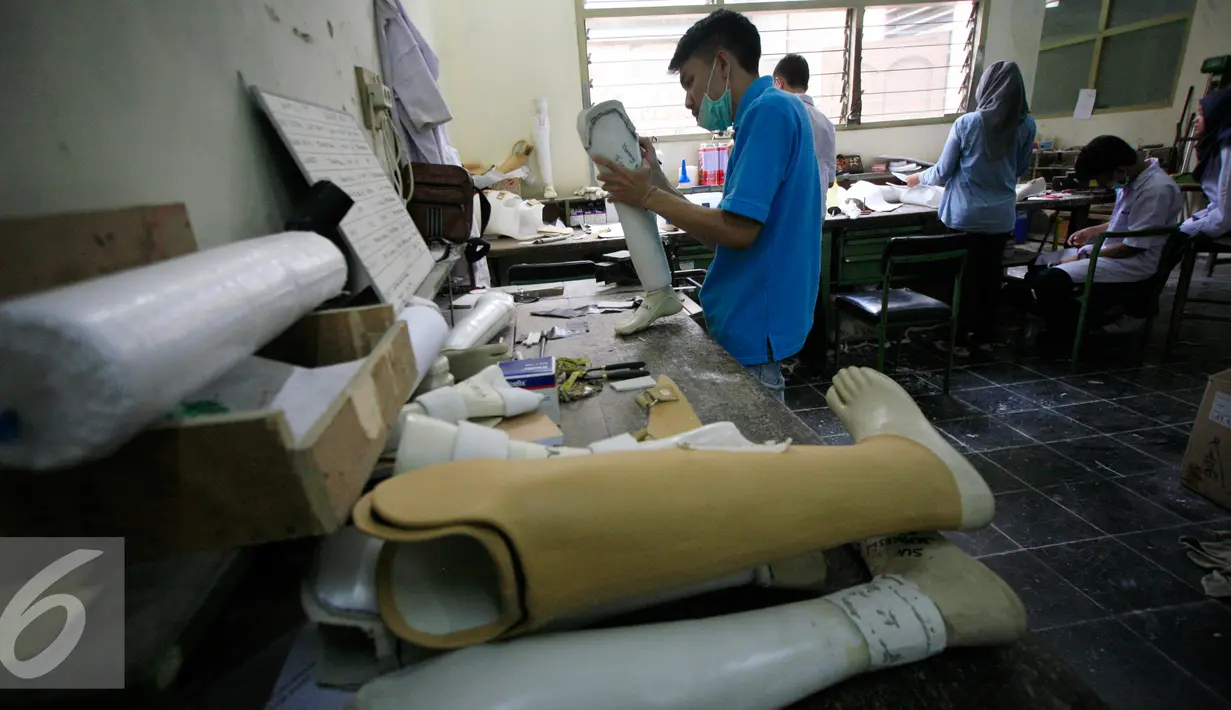 Seorang teknisi sedang mengukur proses pembuatan kaki palsu di Pusat Rehabilitasi YAKKUM yogyakarta, (18/2). Pusat Rehabilitasi YAKKUM memproduksi alat bantu berupa kaki palsu untuk penyandang difabel. (Liputan6.com/Boy Harjanto)