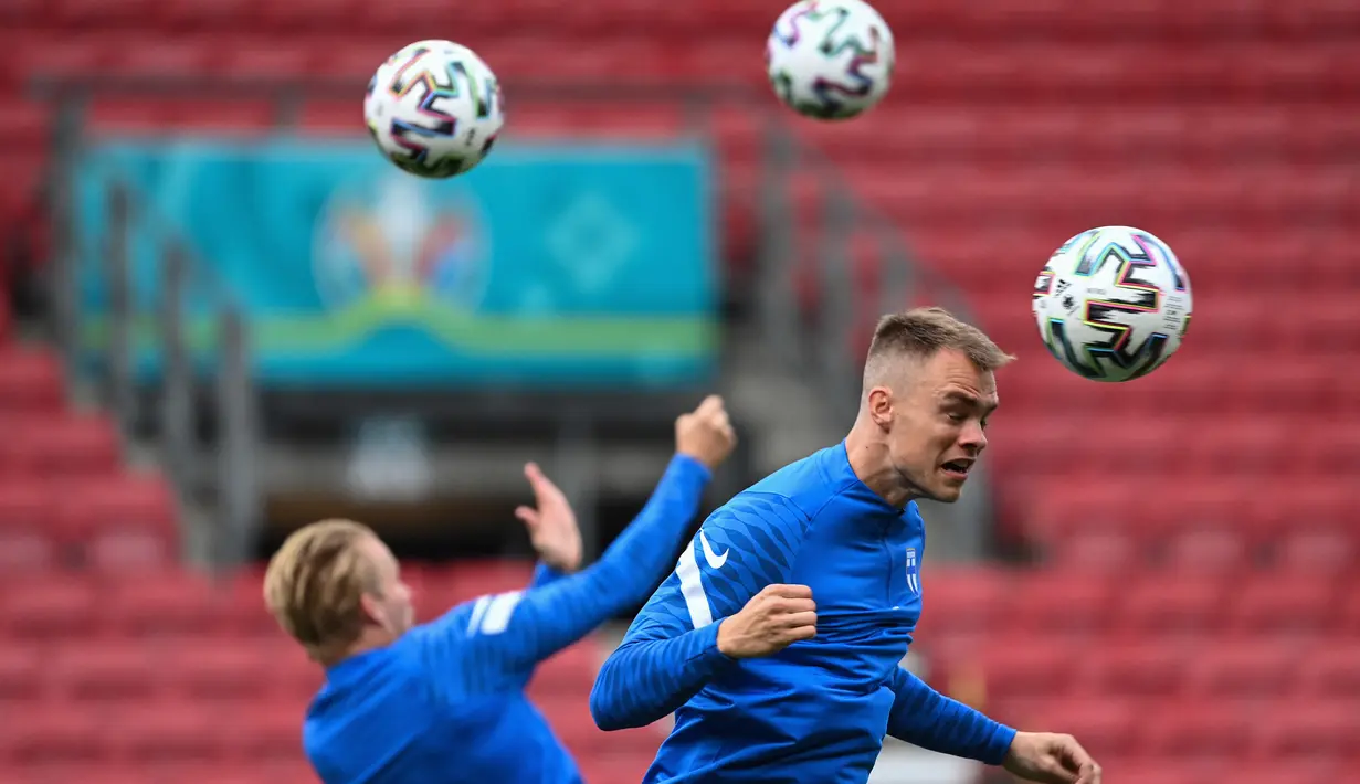 Para pemain timnas Finlandia berlatih menyundul bola selama sesi latihan di Stadion Parken di Kopenhagen Jumat (11/6/2021). Timnas Denmark akan berhadapan dengan Timnas Finlandia pada laga pembuka Grup B Euro 2020, Sabtu (12/6) malam. (Jonathan NACKSTRAND / AFP)