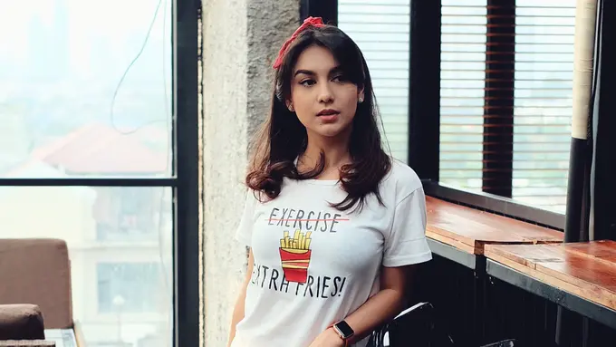 [Bintang] Setipe dengan Baju Awkarin, Gaya Irish Bella Ini Tidak Kalah Kerennya