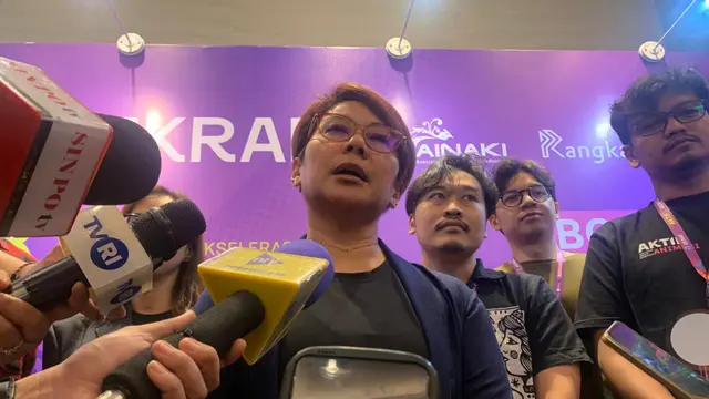Deputi Bidang Kreativitas Media, Agustini Rahayu pada saat wawancara doorstop program Gelaran Akselerasi Kreatif (AKTIF) 2025 di Hotel Morrissey pada Minggu (23/11/2025). (Zikrah Nur Amalah/Liputan6.com)