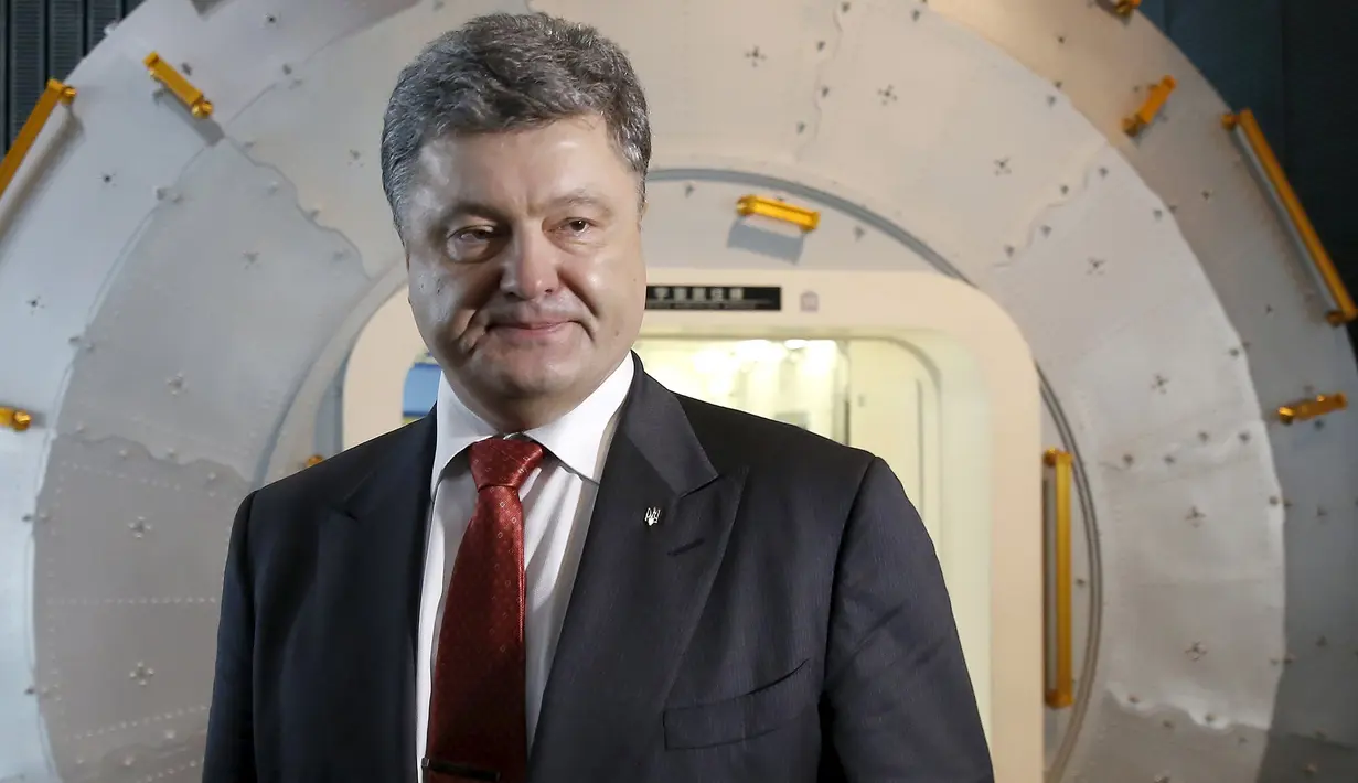 Presiden Ukraina Petro Poroshenko saat memberikan komentar pada kehadirannya di Miraikan, Tokyo , Jepang , (7/4). Miraikan adalah Museum Nasional Sains dan Inovasi yang ada di Jepang. (REUTERS / Issei Kato)
