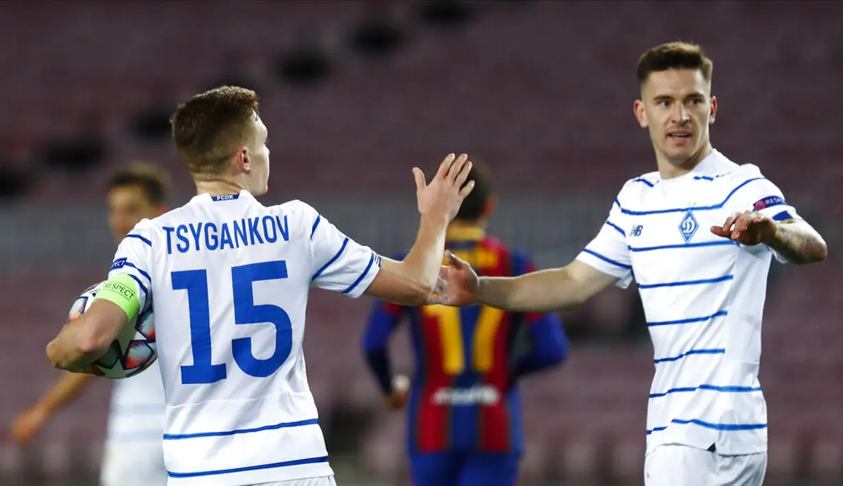 Pemain Dynamo Kyiv Viktor Tsyhankov (kiri) melakukan selebrasi bersama rekan setimnya Benjamin Verbic usai mencetak gol ke gawang Barcelona pada pertandingan Grup G Liga Champions di Camp Nou, Barcelona, Spanyol, Rabu (4/11/2020). Barcelona menang 2-1. (AP Photo/Joan Monfort)