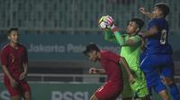 Kipet Timnas Indonesia, Aqil Savik, menangkap bola saat melawan Thailand pada laga PSSI 88th U-19 di Stadion Pakansari, Jawa Barat, Minggu (23/9/2018). Kedua negara bermain imbang 2-2. (Bola.com/Vitalis Yogi Trisna)