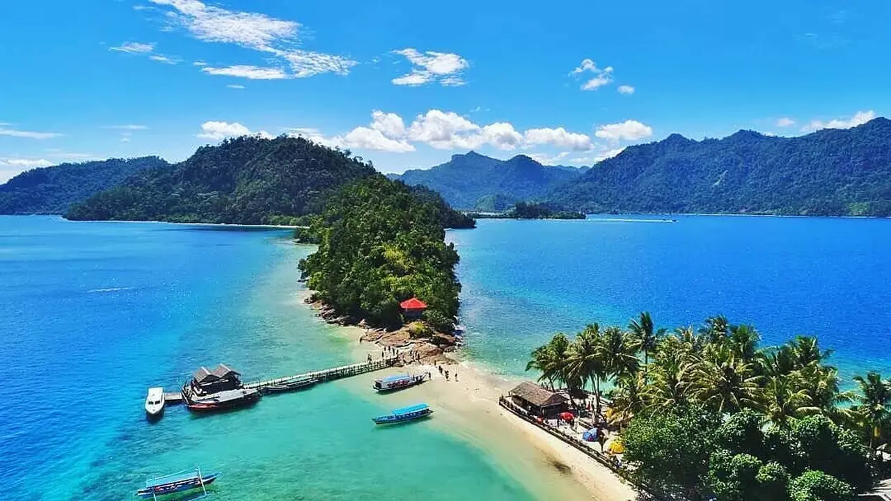 Pulau Pamutusan adalah salah satu pulau yang ada di Sumatera Barat.
