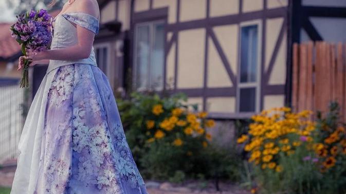 Para wanita ini habiskan ratusan jam untuk menjahit gaun pengantinnya sendiri.