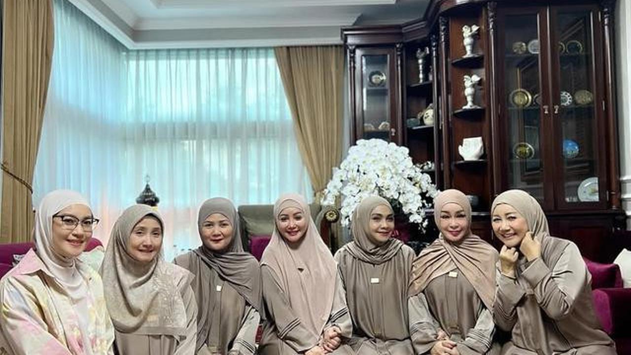 6 Potret Rieta Amilia dan Geng Artis Peringati Nisfu Syaban, Kompak Pakai Gamis