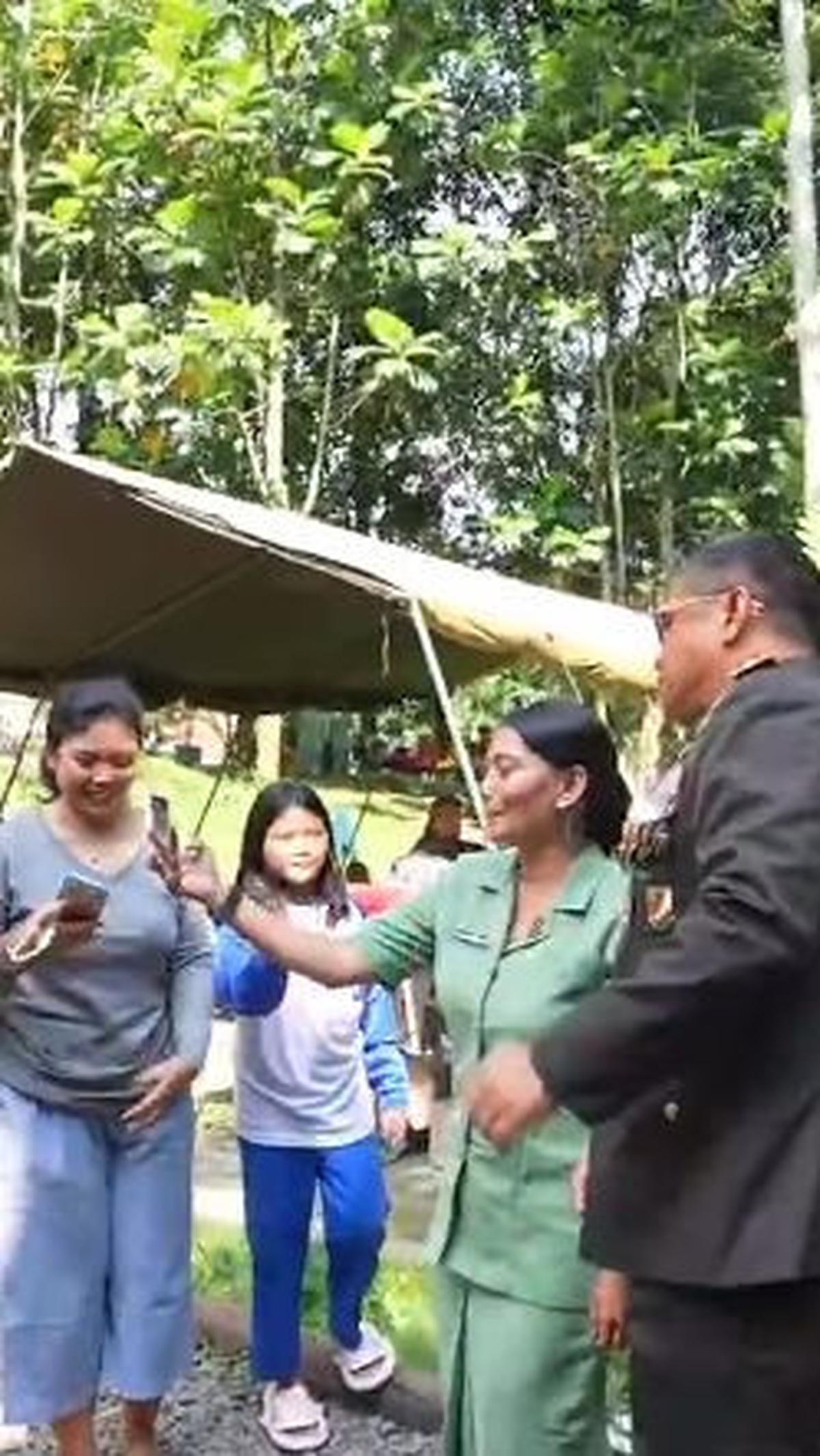 Momen tersebut selayaknya yang terungkap melalui video singkat unggahan akun Instagram @tni_angkatan_darat beberapa waktu lalu.&nbsp;<br>