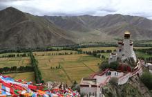 Menjelajahi Keajaiban Wisata Tibet: Istana Yumbulagang dan Danau Yamdrok yang Sakral