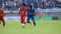 Duel PSIM Yogyakarta vs Semen Padang dalam laga Grup X 12 Besar Pegadaian Liga 2 2023/2024 di Stadion Mandala Krida, Yogyakarta, Sabtu (27/1/2024) sore WIB. (Bola.com/Ana Dewi)