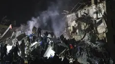 Pekerja darurat dan penduduk setempat membersihkan puing-puing setelah roket Rusia menghantam sebuah gedung apartemen di Kramatorsk, Ukraina, pada Kamis, 2 Februari 2023. Sedikitnya dua orang tewas akibat serangan roket tersebut. (AP Photo/Yevgen Honcharenko)