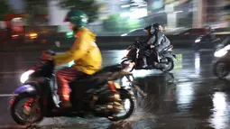 Rabu (20/8/2025) sore, sejumlah wilayah Jakarta dan sekitarnya diguyur hujan. (KapanLagi.com/Budy Santoso)