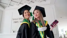 Resmi lulus dari bangku SMA, kebahagiaan terpancar jelas di wajah Azizah Salsha. Pakai toga dan juga wisuda tentuna jadi kebanggaan tersendiri. Setelah menikah dengan Arhan, netizen banyak yang bubuhkan komentar di unggahan wisuda Azizah. Pasalnya beberapa minggu sebelum menikah, sahabat menyebut jika Azizah fitting baju untuk wisuda, namun ternyata Azizah sudah lulus SMA sejak 2021. (Liputan6.com/IG/@azizahsalsha_)