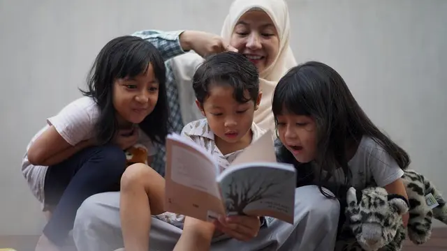 Natasha Rizki bacakan buku untuk anak (Instagram/natasharizkynew)