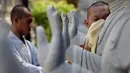 Dua orang bhiksu membersihkan patung di  Vihara Mahavira Graha Semarang , Sabtu ( 21/5/2016). Terdapat 120 patung Budha di Vihara Mahavira Graha Semarang. (Gholib)