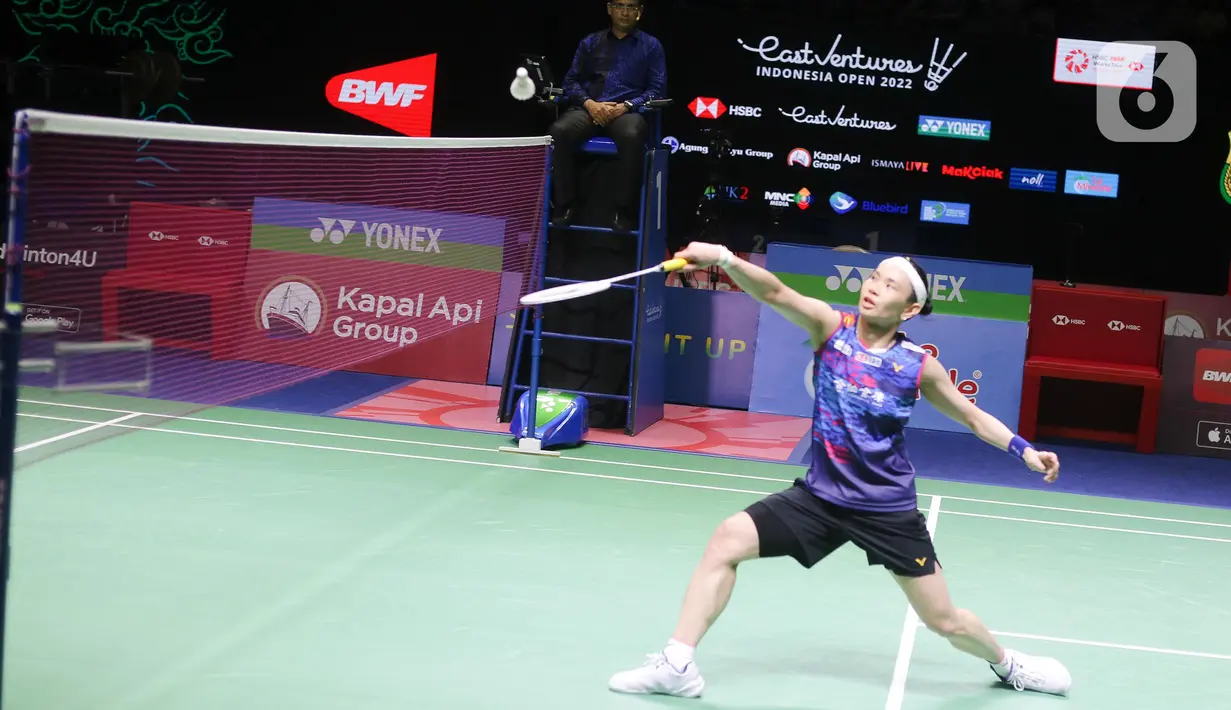 Pebulu tangkis tunggal putri Taiwan Tai Tzu Ying saat melawan pebulu tangkis tunggal putri China Wang Zhi Yi pada pertandingan final East Ventures Indonesia Open 2022 di Istora Senayan, Jakarta, Minggu (19/6/2022). Tai Tzu Ying menjuarai East Ventures Indonesia Open 2022 usai mengalahkan Wang Zhi Yi dengan skor 21-23, 21-6, dan 21-15. (Liputan6.com/Faizal Fanani)