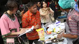 Juri Lomba Masak Ikan Nusantara berbincang dengan peserta Taste of Indonesia di Lippo Mall Kemang, Jakarta, Jumat (11/8). Sepuluh koki terbaik berasal dari Batam, Gorontalo, Biak Papua, Jakarta, dan Pontianak. (Liputan6.com/Immanuel Antonius)