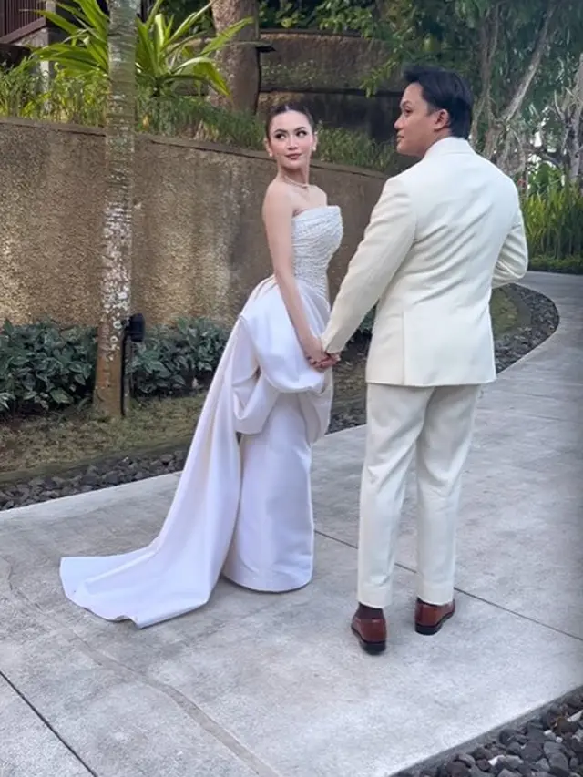 Mahalini dan Rizky Febian di resepsi kedua (Instagram/thebridestory)