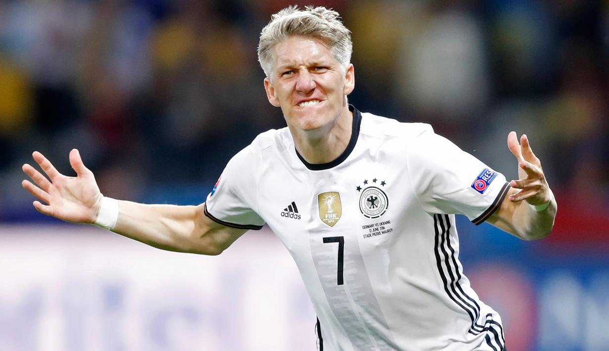 Gelandang Jerman, Bastian Schweinsteiger melakukan selebrasi usai mencetak gol ke gawang Ukraina di kualifkasi grup C Piala Eropa 2016 di Stadion Stade Pierre-Mauroy, Perancis, (12/6). Jerman menang atas Ukraina dengan skor 2-0. (REUTERS/Carl Recine)