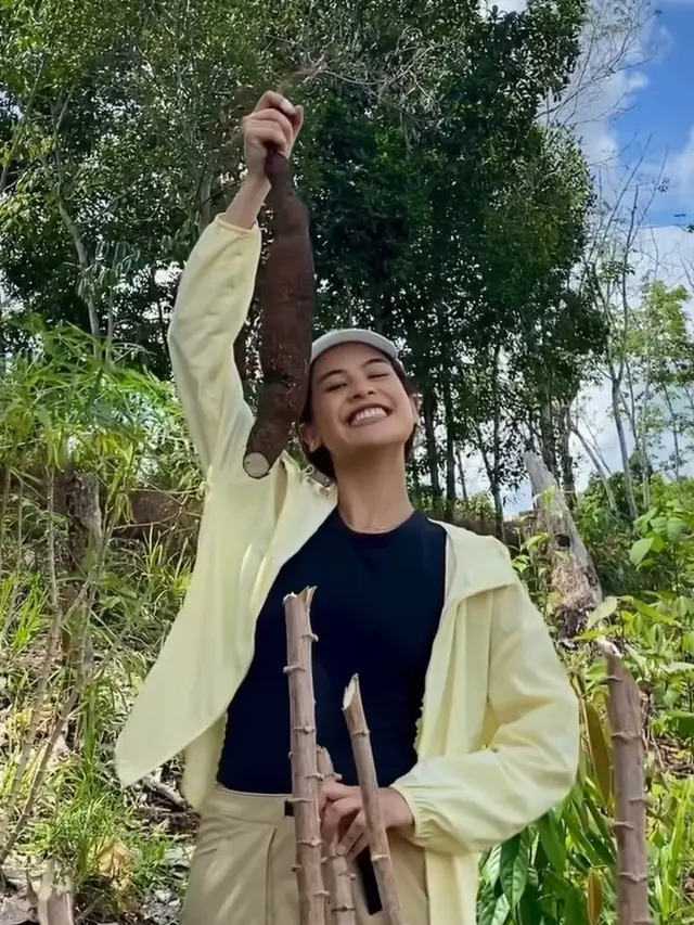 Maudy Ayunda panen singkong (Instagram/maudyayunda)