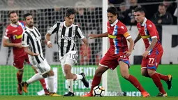 Pemain Juventus, Paulo Dybala (tengah) berebut bola dengan bek SPAL, Felipe Dal Bello Felipe pada lanjutan Serie A Italia di Allianz Stadium, Kamis (26/10). Juventus menang besar saat menjamu SPAL dengan skor 4-1. (MIGUEL MEDINA/AFP)