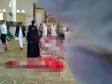 Warga mengevakuasi jenazah yang tewas akibat serangan di Masjid Rwada, El-Arish, Sinai, Mesir, (24/11). Sekitar 235 orang tewas dan 100 lainnya luka-luka usai kelompok bersenjata menyerang masjid usai menunaikan Salat Jumat. (AFP Photo/Stringer)