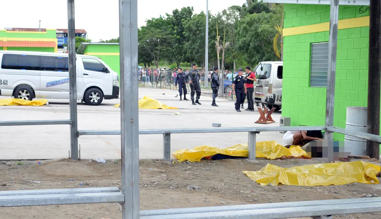 Petugas berjaga disekitar lokasi penembakan di terminal bus kota Choloma, Honduras, (24/11). Kabarnya ada 8 pria yang menembakkan senjatanya di lokasi terminal. (REUTERS/Stringer)