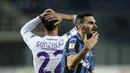Bek Atalanta, Davide Zappacosta berselebrasi usai mencetak gol ke gawang Fiorentina dalam pertandingan perempat final Coppa Italia di di stadion Gewiss di Bergamo, Italia, Jumat (11/2/2022). Fiorentina menang tipis atas Atalanta 3-2. (Spada/LaPresse via AP)