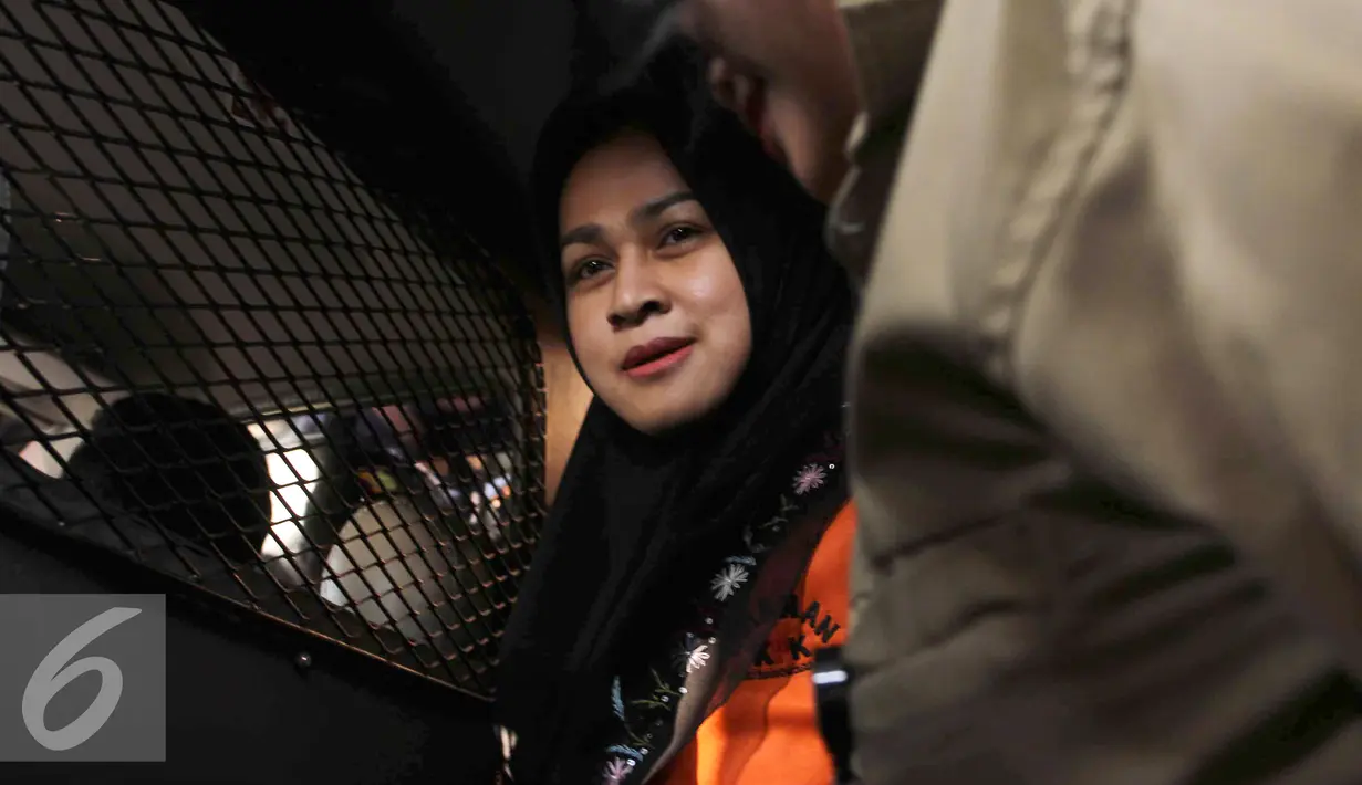 Evy Susanti usai diperiksa KPK, Jakarta, Rabu (5/8/2105). Gatot dan Evy menjalani pemeriksaan perdana usai menjadi tahanan KPK sebagai saksi untuk tersangka OC Kaligis dalam kasus suap hakim PTUN Medan. (Liputan6.com/Helmi Afandi)