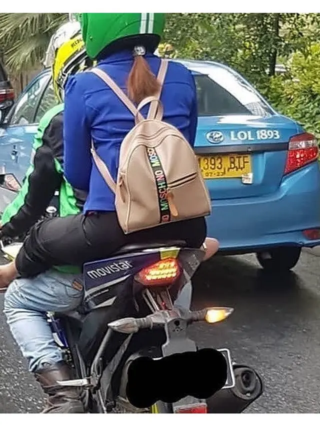 Gaya Duduk Penumpang Ojek Online Ini Nyeleneh dan Kocak Banget