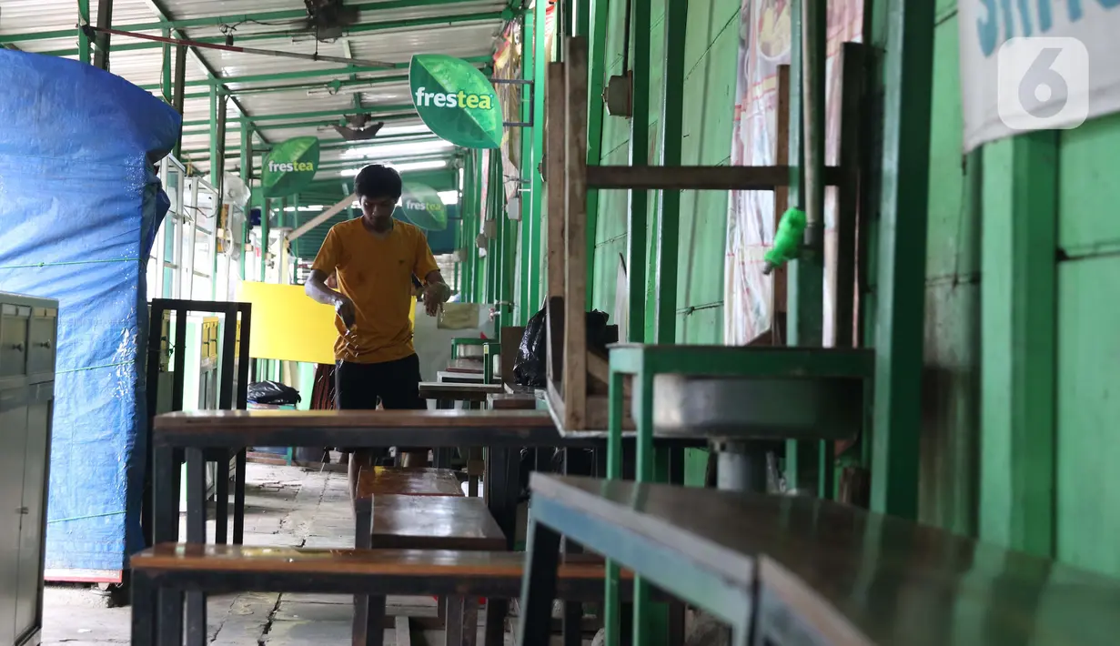 Salah satu pedagang membersihkan alat masak di kawasan Kuningan, Jakarta, Kamis (2/4/2020). Minimnya aktivitas perkantoran di Jakarta akibat pandemi COVID-19 membuat sejumlah pedagang warung kaki lima memilih untuk menutup dagangannya karena sepi pembeli. (Liputan6.com/Helmi Fithriansyah)