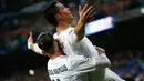 Gelandang Real Madrid, Cristiano Ronaldo melakukan selebrasi bersama Sergio Ramos usai mencetak gol kegawang Wolfsburg di leg kedua liga Champions di Santiago Bernabeu, Spanyol (13/4). Madrid menang atas Wolfsburg dengan skor 3-0. (Reuters/Juan Medina)