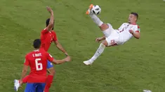 Pemain Serbia, Sergej Milinkovic-Savic (kanan) melakukan tendangan salto saat melawan KOsta Rika pada laga grup E Piala Dunia 2018 di Samara Arena, Samara, Rusia, (17/6/2018). Serbia menang 1-0. (AP/Vadim Ghirda)