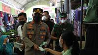 Kapolres Nganjuk AKBP Boy Jeckson membagikan masker ke warga. (Istimewa)