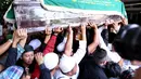Saking antusiasnya para pelayat, jenazah sampai susah dipindahkan