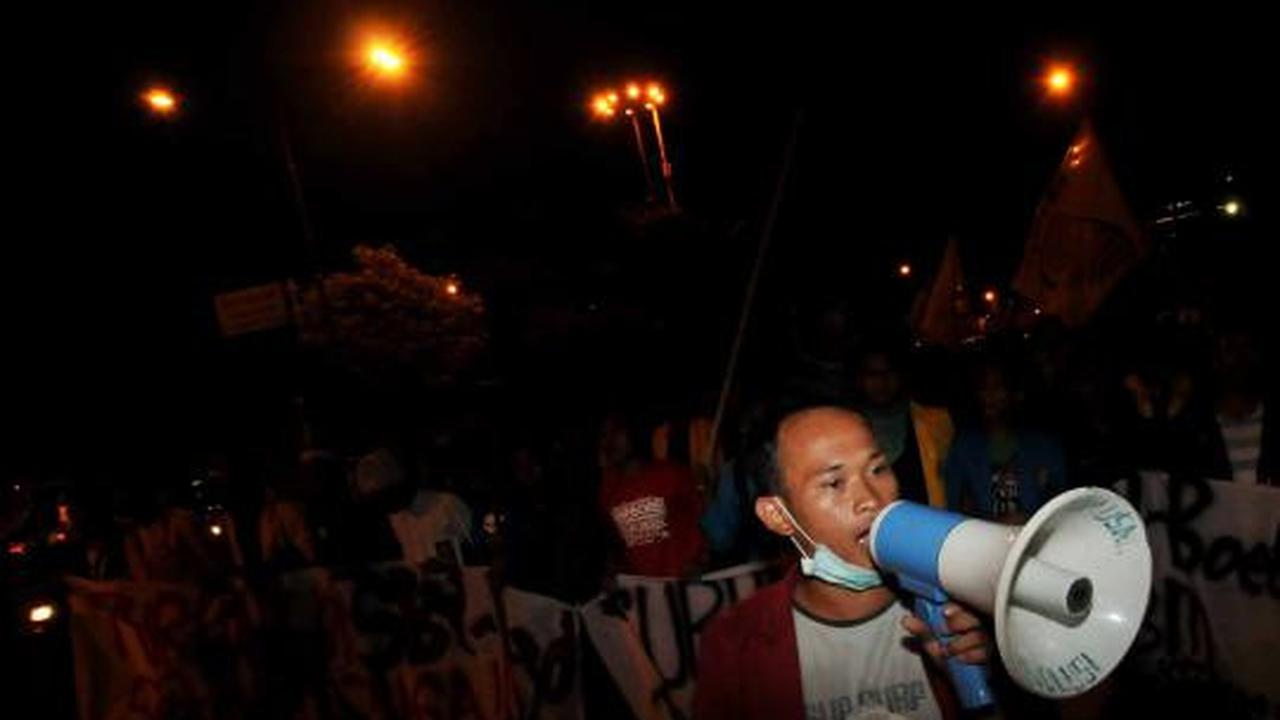 Tolak kenaikan BBM, mahasiswa bakar ban 