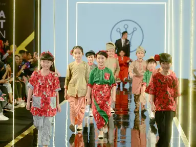 Sejumlah model anak membawakan busana rancangan desainer Three Little Ahmads pada Jakarta Modest Fashion Week (JMFW) di Gandaria City, Jakarta, Sabtu (29/7). Untuk keempat kalinya JMFW digelar di Jakarta pada 26-29 Juli 2018. (Kapanlagi/Bayu Herdianto)