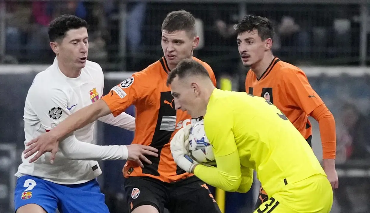 Kiper Shakhtar Donetsk, Dmytro Riznyk, menangkap bola dalam duel matchday 4 Grup H Liga Champions 2023/2024 di Volksparkstadion, Hamburg, Rabu (8/11/2023). (AP Photo/Matthias Schrader)