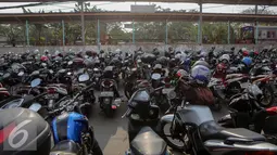 Puluhan motor terparkir di Stasiun Pondok Cina, Depok, Kamis (6/8/2015). Membawa kendaraan hingga stasiun terdekat lalu berangkat menggunakan kereta bisa meminimalisir kemacetan di ibu kota. (Liputan6.com/Faizal Fanani)