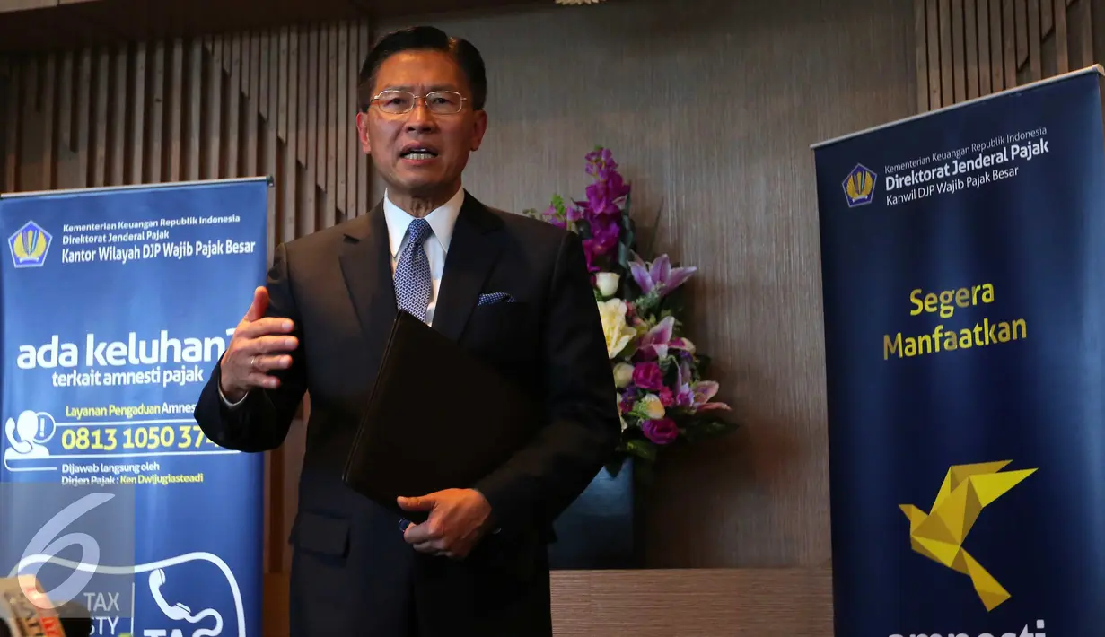 Konglomerat Indonesia James Riady mendatangi Kantor Wilayah Pajak khusus Wajib Pajak Besar di Gedung Sudirman, Jakarta, Jumat (2/9). Kedatangannya tersebut dalam rangka mengikuti program pengampunan pajak (tax amnesty). (Liputan6.com/Angga Yuniar)