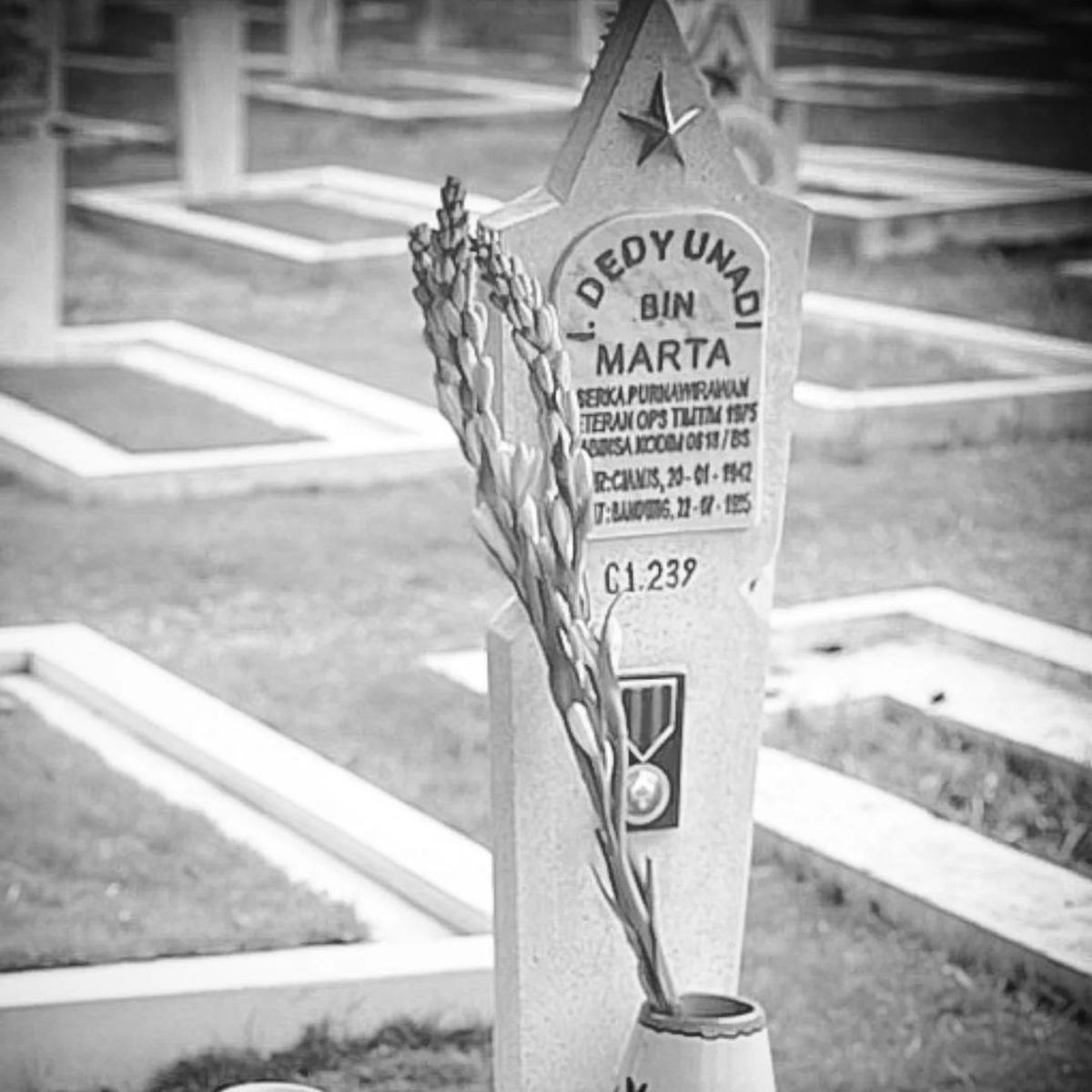 Panglima TNI Khusyuk Doa di Makam Sang Ayah