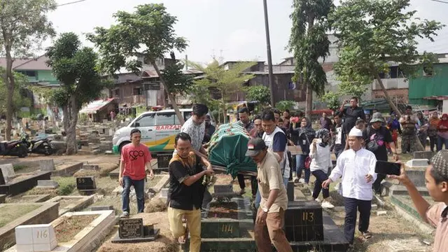 Jenazah Cecep Reza tiba di pemakaman sekira pukul 09.12.