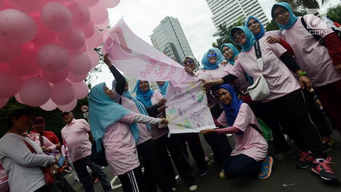 Ibu-ibu yang tergabung dalam Komunitas Perempuan Keren melepas balon saat acara 