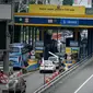 Sejumlah kendaraan melintasi tol Semanggi 2, Jakarta, Selasa (14/3). Badan Pengatur Jalan Tol (BPJT) Kementerian PUPR menargetkan seluruh gerbang tol di Indonesia akan menerapkan transaksi pembayaran nontunai. (Liputan6.com/Faizal Fanani)