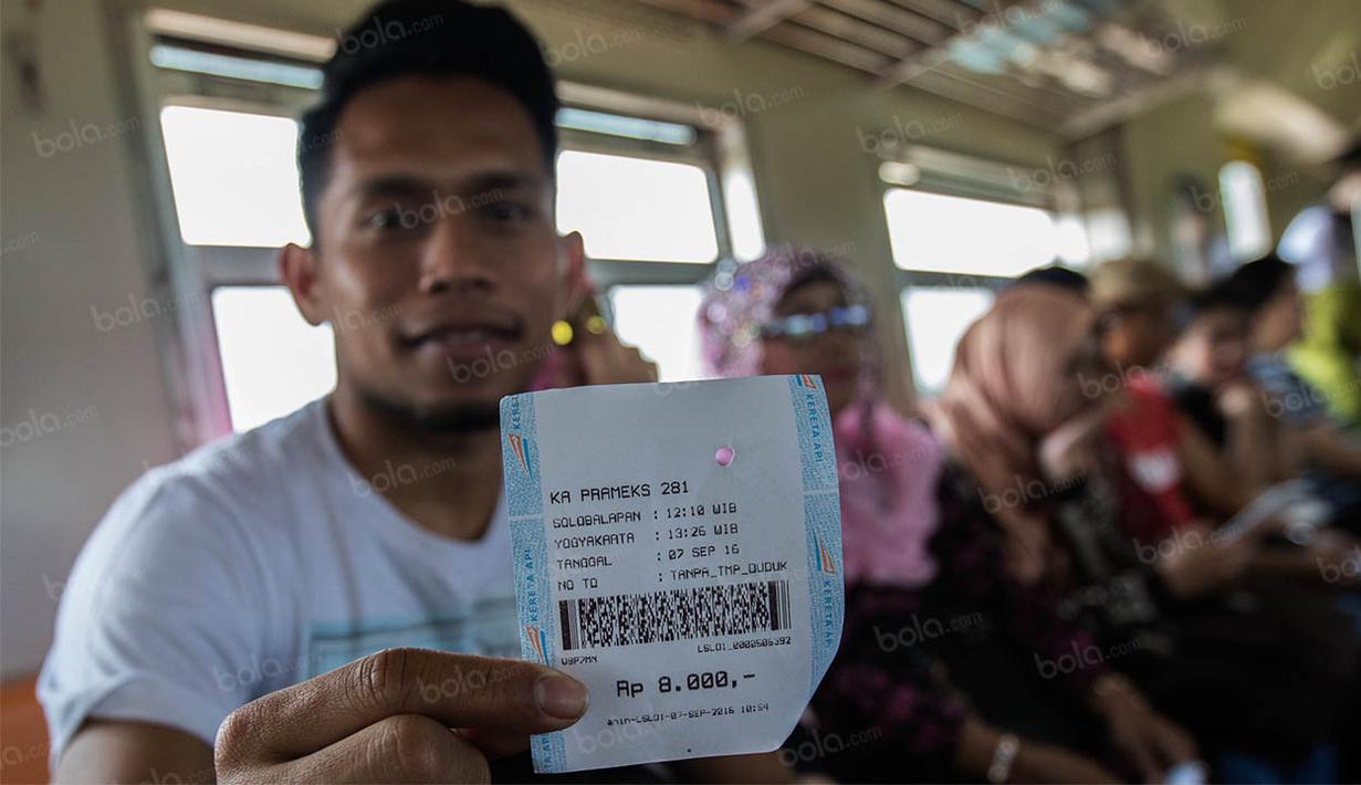 Andik Vermansah menunjukan tiket kereta api Prambanan Ekspres yang harganya Rp 8.000 untuk sekali perjalanan dari Solo menuju Yogyakarta. (Bola.com/Vitalis Yogi Trisna)