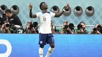Winger Inggris Bukayo Saka merayakan gol kedua timnya dalam pertandingan Grup B Piala Dunia 2022 Qatar melawan Iran di&nbsp;Khalifa International Stadium, Senin, 21 November 2022. (AP Photo / Abbie Parr)