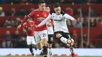 Pemain Derby County, Tom Lawrence (kanan) mencoba melewati adangan pemain Manchester United, Ander Herrera pada laga PIala FA di Old Trafford, Manchester, (5/1/2018). Manchester United menang 2-0. (AFP/Lindsey Parnaby)
