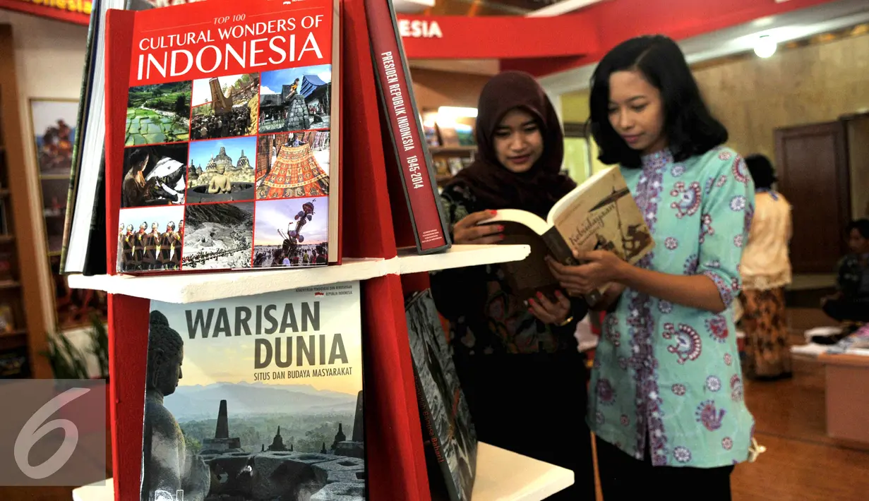 Pengunjung melihat buku di acara pembukaan pameran  Indonesia International Book Fair (IIBF) 2015, JCC Senayan, Jakarta, Rabu (2/9/2015). Pameran Buku yang berlangsung hingga tanggal 6 September mendatang. (Liputan6.com/Johan Tallo)
