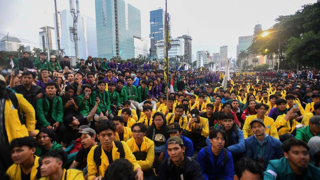 Mensesneg temui mahasiswa di aksi Indonesia Gelap