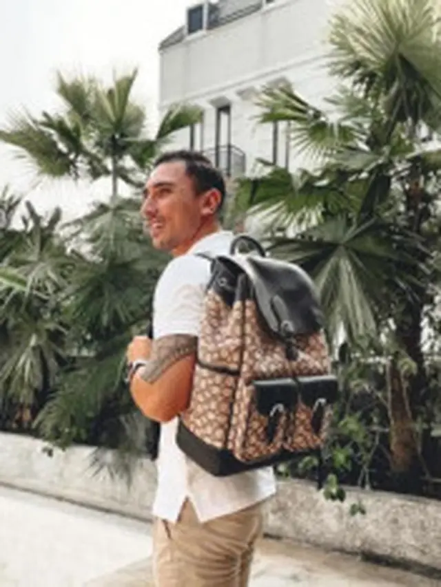 Vincent Verhaag tampil kasual dengan Frankie Backpack in Signature Textile Jacquard